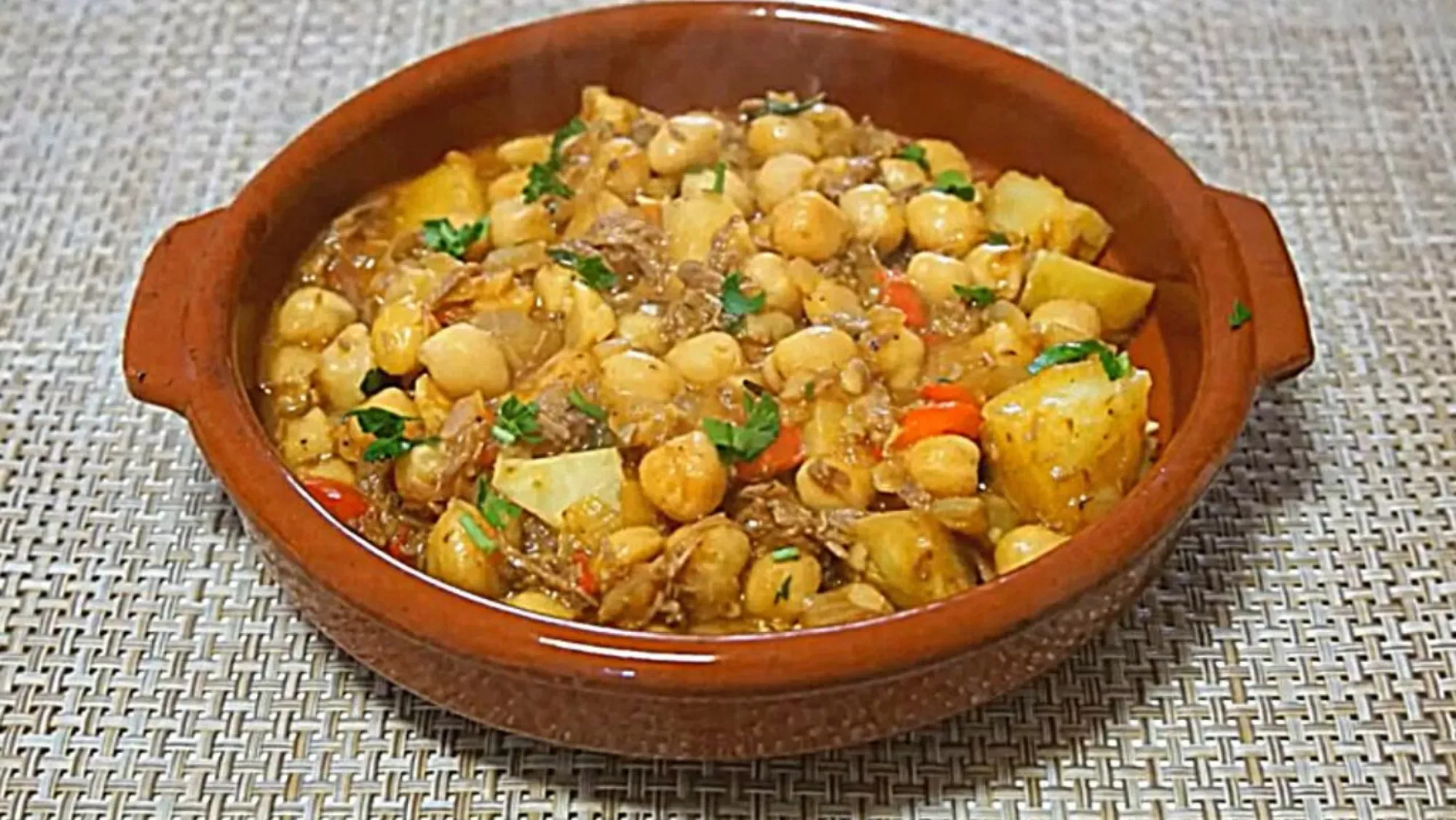 Plato de ropa vieja canaria